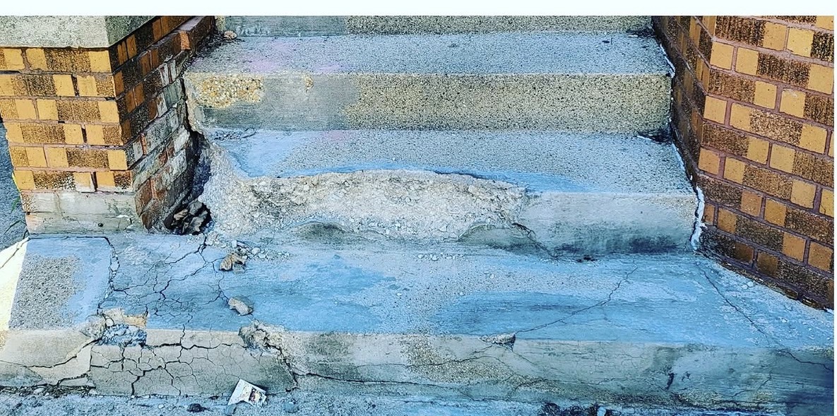 Cracked and deteriorated concrete steps before GB Masonry restoration